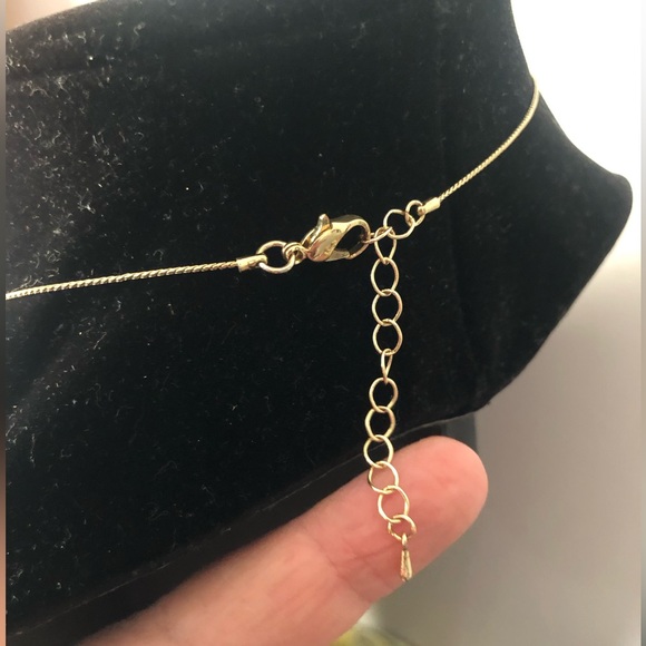 Faux Pearl fashion necklace gold tone chain . Jewellery - Picture 11 of 11